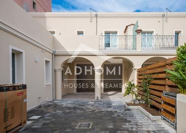 Come Villa: Nuovo quadrivano, cortile + p.auto