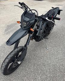 BETA 125 4T MOTARD SPECIAL EDITION NERA