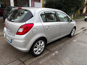 Opel Corsa 1.4 16V 5 porte Cosmo