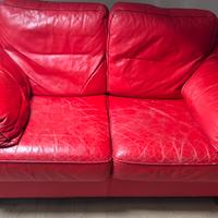 Divano rosso in pelle