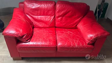 Divano rosso in pelle