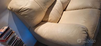 Divano in pelle color beige a 2 posti