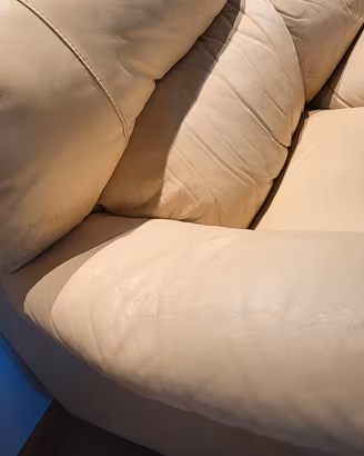 Divano in pelle color beige a 2 posti