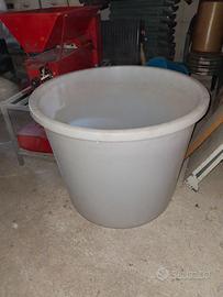 mastello in plastica per vino