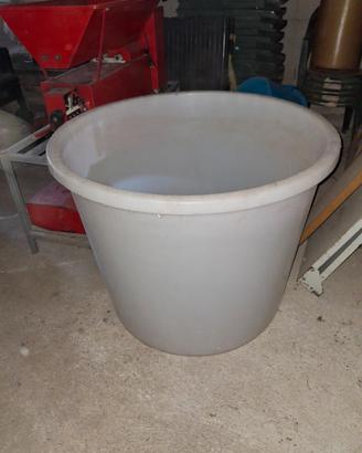 mastello in plastica per vino