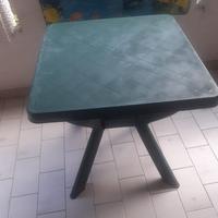 Tavolino in plastica  e sedie