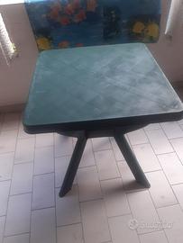 Tavolino in plastica  e sedie