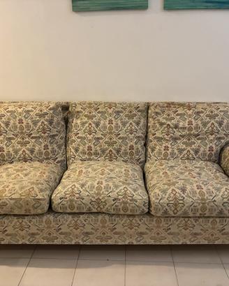 Divano tre posti e due poltrone