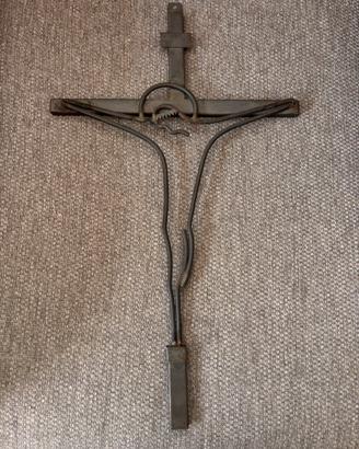 Crocifisso moderno artigianale in ferro stilizzato