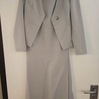 Abito grigio con giacca