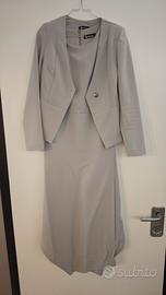 Abito grigio con giacca