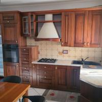 cucina in legno massello tinta noce ad angolo