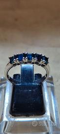 Anello in oro bianco e zaffiri blu