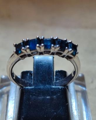 Anello in oro bianco e zaffiri blu