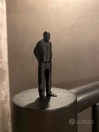 Umarell pensionato che guarda i cantieri