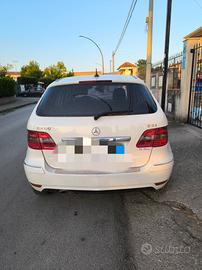 Mercedes B200