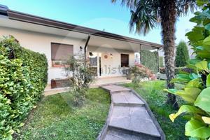 Bifamiliare con ampio giardino a due passi dal cen