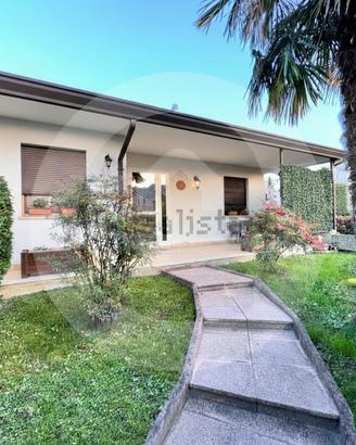 Bifamiliare con ampio giardino a due passi dal cen