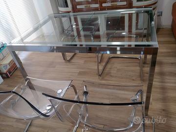 Tavolo allungabile, sedie e scaffale