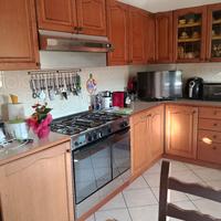 cucina in buono stato con gas a 5 fuochi + forno, 