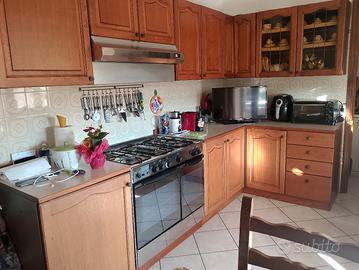 cucina in buono stato con gas a 5 fuochi + forno, 