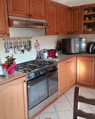 cucina in buono stato con gas a 5 fuochi + forno, 