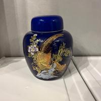 Vaso decorativo in ceramica blu cobalto con decoro