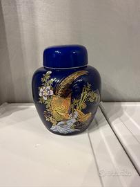 Vaso decorativo in ceramica blu cobalto con decoro