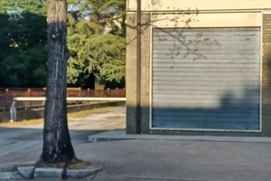 Locale piano stradale,ampio parcheggio