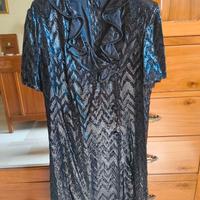 Elegante vestito nero sartoriale con scollo a V