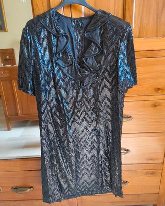 Elegante vestito nero sartoriale con scollo a V