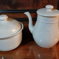 Teiera e biscottiera in porcellana