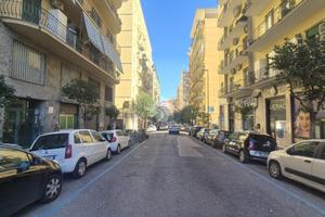 NEGOZIO A NAPOLI