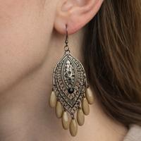 Orecchini pendenti boho argento con perline beige