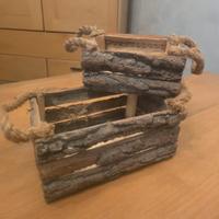 2 ceste in legno e corteccia con manici in corda