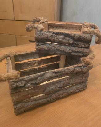 2 ceste in legno e corteccia con manici in corda