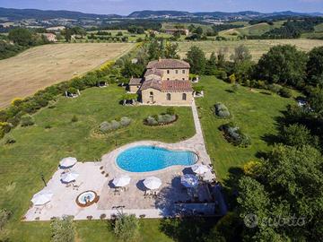 Rustico / Casale di 630 m² con più di 5 locali e b