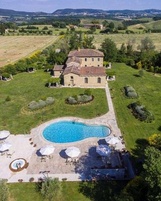 Rustico / Casale di 630 m² con più di 5 locali e b