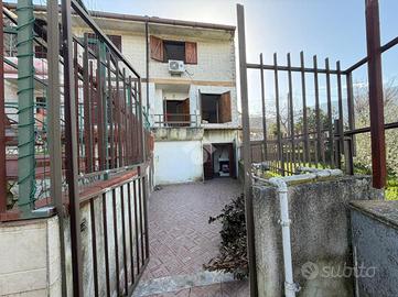 VILLA A SCHIERA A ROCCABASCERANA