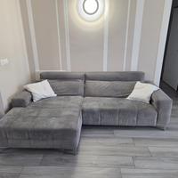 divano con penisola e doppio relax elettrico 