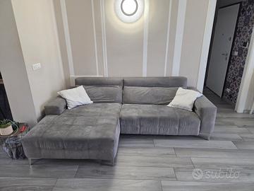 divano con penisola e doppio relax elettrico 