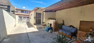 Semindipendente con cortile fronte retro