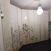 armadio laccato bianco con cabina angolare