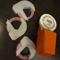 Mini etichettatrice manuale con 3 nastri Rossi.