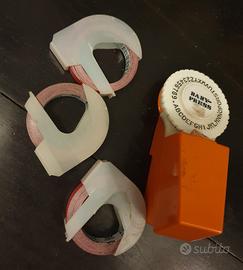 Mini etichettatrice manuale con 3 nastri Rossi.