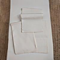 Set di tre tovagliette in lino con un elegante mo