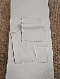 Set di tre tovagliette in lino con un elegante mo