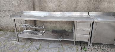 tavolo in acciaio 