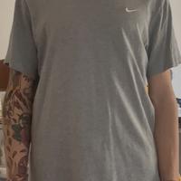 T-shirt Nike grigia