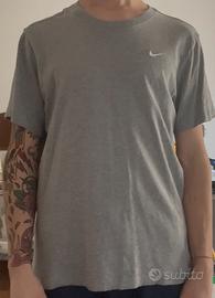 T-shirt Nike grigia